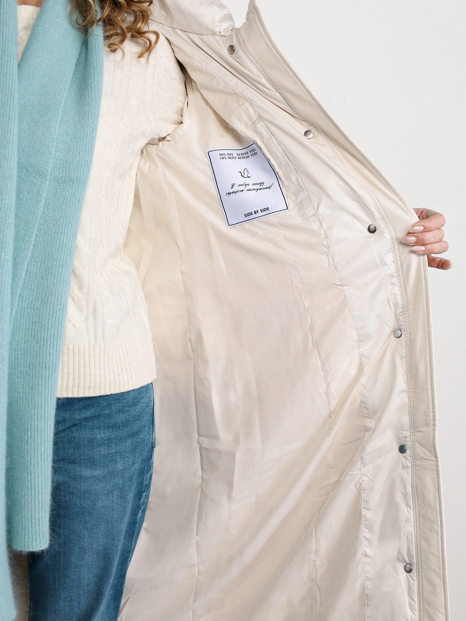 Пуховик светло-бежевого цвета с капюшоном